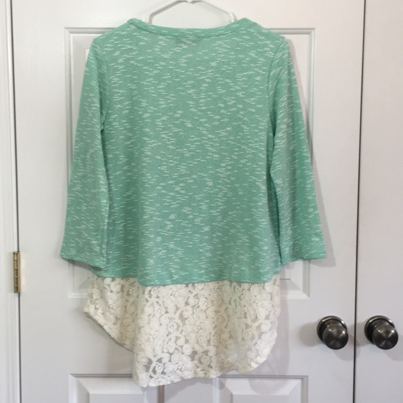 Tunic with lace bottom and buttons - Picture 2 of 5